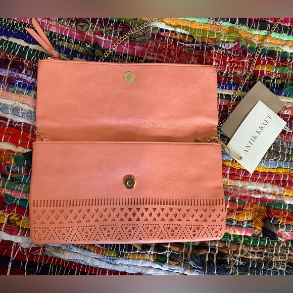 Antik Kraft Coral Clutch Purse with removable gold chain strap - Picture 4 of 5
